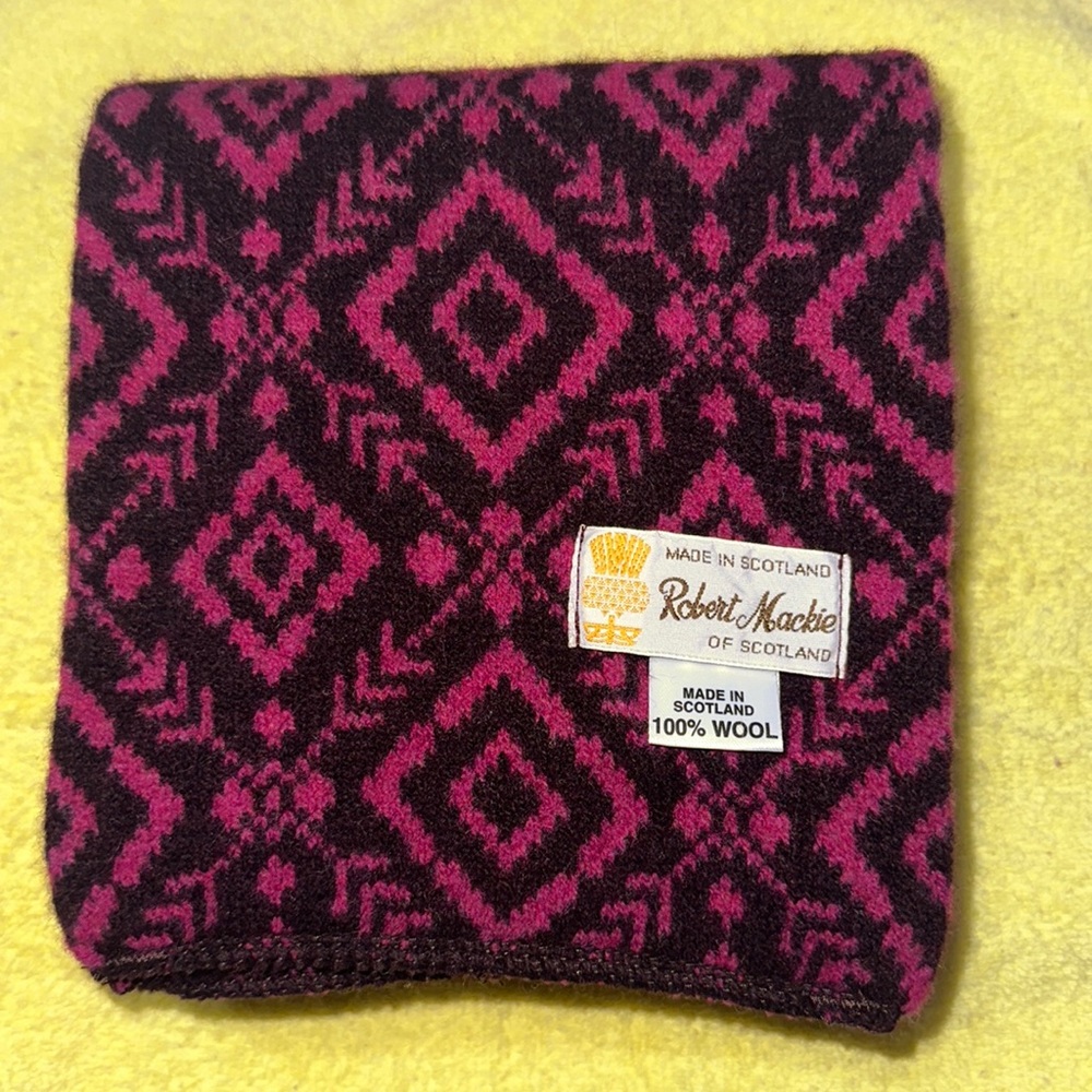 Robert Mackie of Scotland & Made Scarf, 100% Wool, Double-Pad,Clean, NonSmoker.